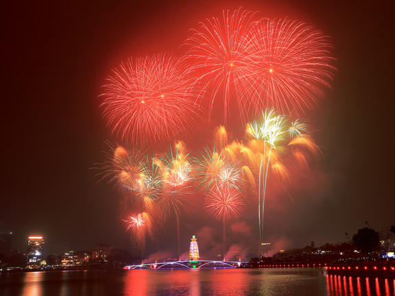 Biển người xem pháo hoa rực sáng bầu trời đất Tổ