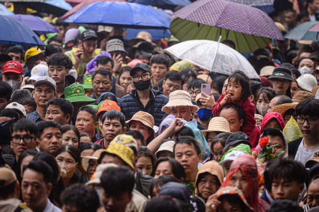 Đền Hùng chật kín dòng người hành hương từ sáng sớm