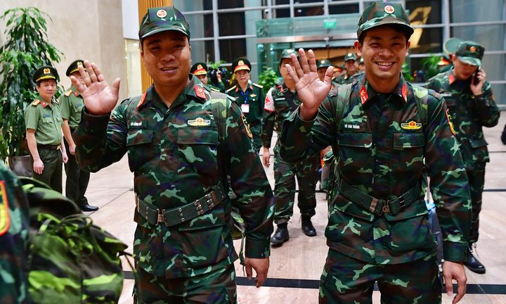 Xúc động giây phút đoàn cứu hộ Việt Nam trở về sau 9 ngày cứu hộ ở Myanmar 