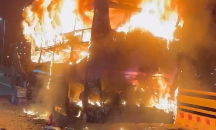 Xe khách bốc cháy ngùn ngụt trên cầu Trà Khúc 2 ở Quảng Ngãi