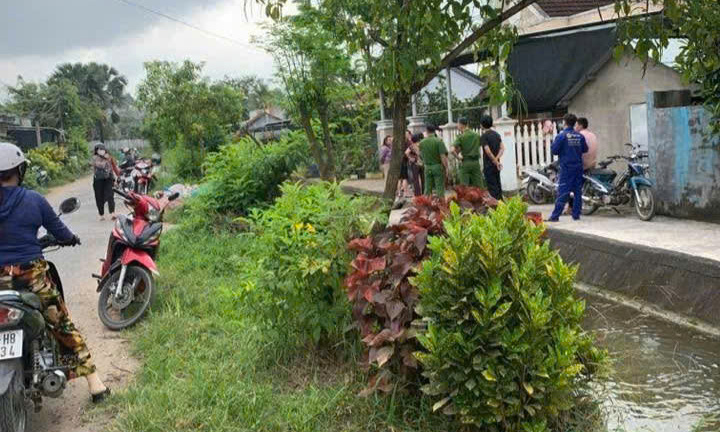 Mẹ đi chợ về phát hiện con 2 tuổi tử vong trước nhà