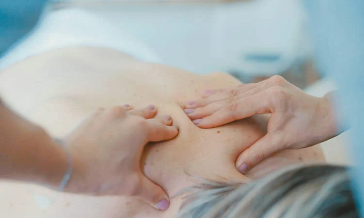 Chàng trai 26 tuổi bị liệt nửa người sau khi đi massage cổ vai gáy