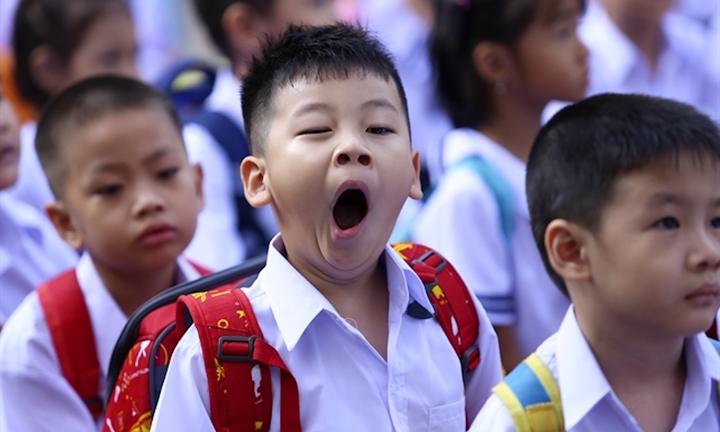 'Ngược đời, trường cấm dạy thêm nhưng lại thu tiền bắt học 2 buổi/ngày'