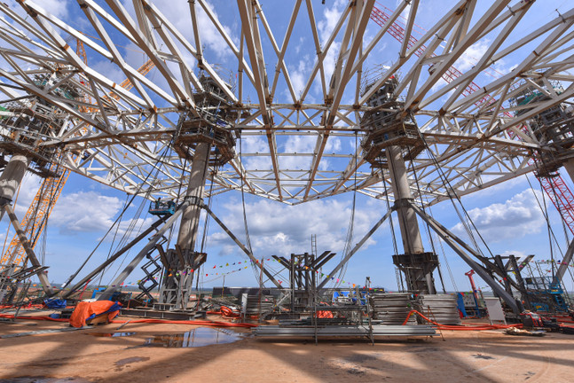 Cận cảnh quá trình nâng mái thép nặng 5.300 tấn tại sân bay Long Thành