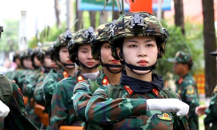 Nữ quân nhân mang trang phục nặng hơn 6kg tập luyện cho lễ diễu binh ngày 30/4 
