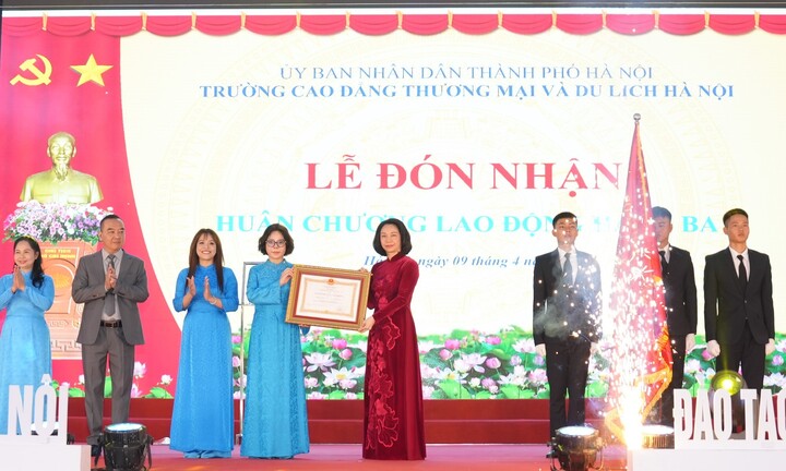 Cao đẳng Thương mại và Du lịch Hà Nội nhận Huân chương Lao động hạng Ba