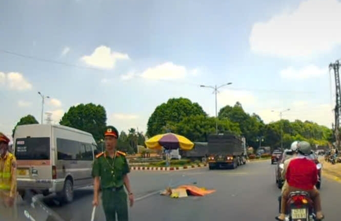 Chồng bị thương ôm thi thể vợ gào khóc sau vụ tai nạn với xe đầu kéo ở Đắk Lắk