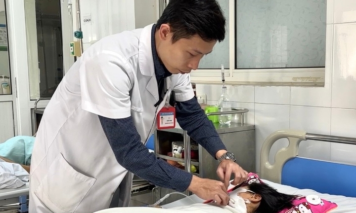 Bé gái 11 tuổi bị chó nhà cắn thủng thực quản