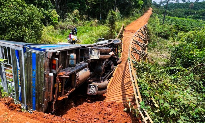 Xe tải làm sập cầu treo ở Lâm Đồng