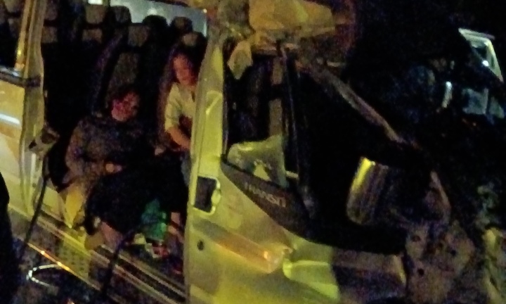 Xe khách chở 13 người tông xe tải đậu ven đường ở Thanh Hoá lúc nửa đêm