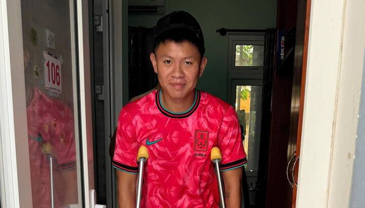 Hậu vệ U23 Việt Nam đau đớn: Giẫm xuống mặt cỏ sân Mỹ Đình cũng chấn thương nặng