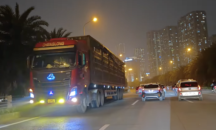 Tài xế xe đầu kéo ngang nhiên quay đầu đi ngược chiều, rọi đèn pha siêu sáng