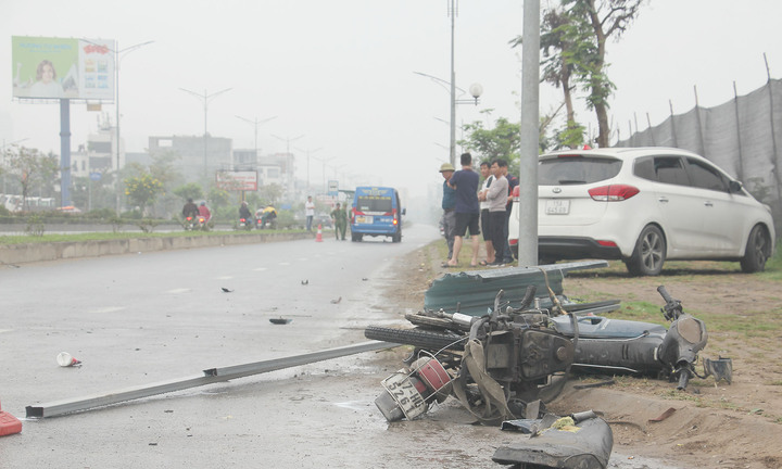 Ô tô khách đâm hai xe máy, một người tử vong