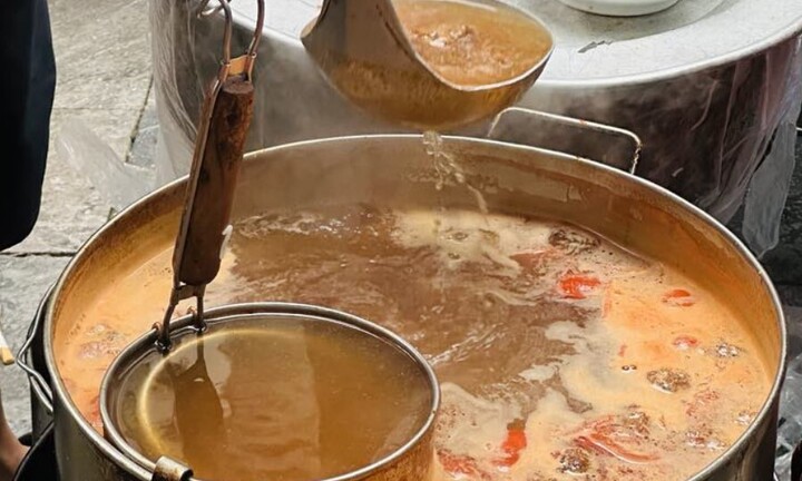 Hai vợ chồng cùng mắc ung thư, bác sĩ cảnh báo thói quen hay gặp khi uống canh