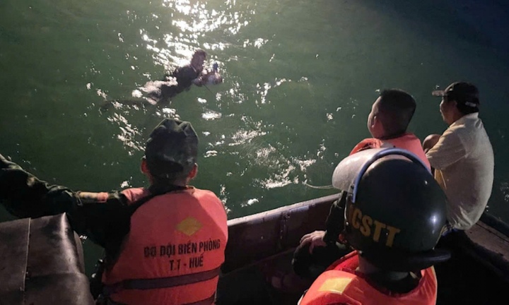 Nhảy cầu tự tử bất thành, người đàn ông cầm dao bơi trên biển đòi tự sát