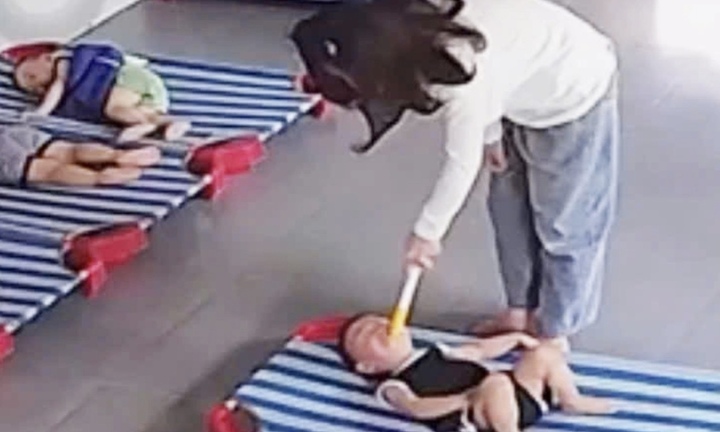 Điều tra bảo mẫu đánh đập dã man, nhét thanh nhựa vào miệng trẻ