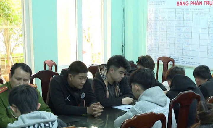 Bắt 8 thiếu niên côn đồ cầm chai bia đuổi đánh người gây thương tích