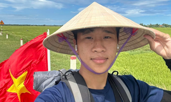 Chàng trai 24 tuổi đạp xe từ Hà Nội vào TP.HCM xem lễ diễu binh kỷ niệm 30/4