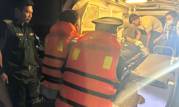 Bộ đội biên phòng cứu thuyền viên tàu Myanmar gặp nạn trên biển