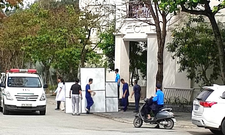 Bị lan can từ tầng 4 rơi trúng, 3 nữ sinh lớp 9 phải nhập viện cấp cứu