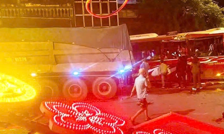 Tai nạn liên hoàn trong đêm ở Thanh Hoá, hơn 20 người bị thương