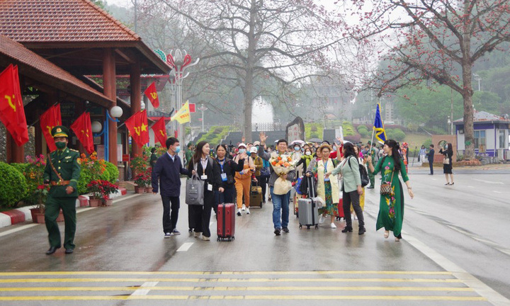 Tạm dừng xuất nhập cảnh, thông thương cửa khẩu Hữu Nghị 3 ngày