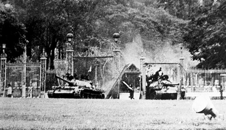 Cựu binh kể khoảnh khắc xe tăng 390 húc đổ cổng Dinh Độc Lập ngày 30/4