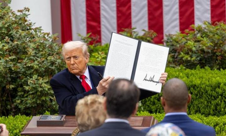 Thẩm phán Mỹ chặn sắc lệnh đóng băng tài trợ khí hậu và cơ sở hạ tầng