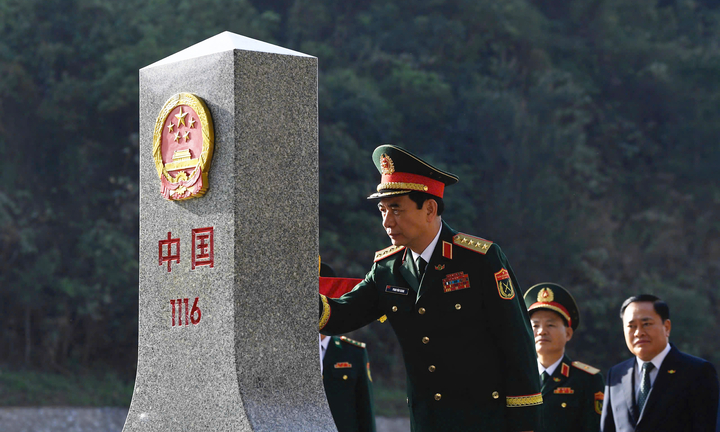 Đại tướng Phan Văn Giang tô son cột mốc biên giới Việt Nam - Trung Quốc