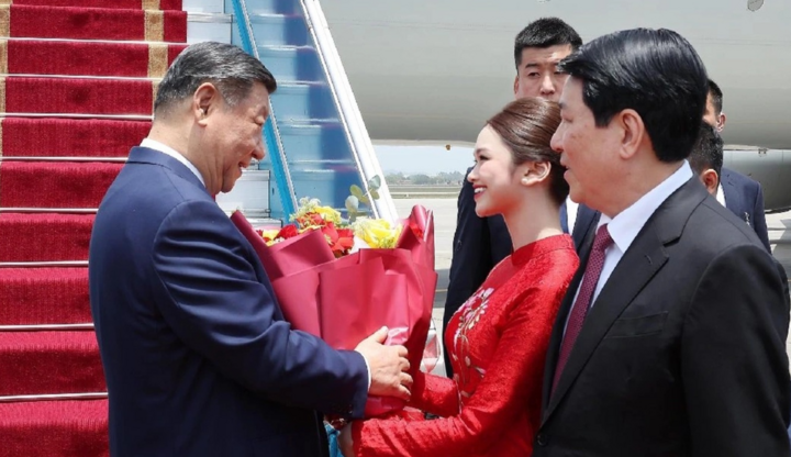 Nữ sinh vinh dự tặng hoa Tổng Bí thư, Chủ tịch Trung Quốc Tập Cận Bình là ai?