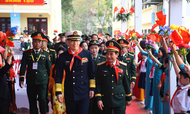 Học sinh hô vang 'Việt - Trung đoàn kết' chào đón 2 Bộ trưởng Quốc phòng