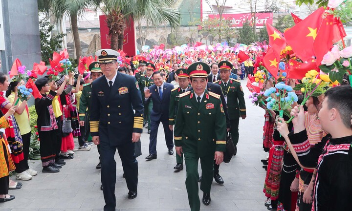 Người dân rực rỡ cờ hoa đón sự kiện giao lưu đặc biệt tại biên giới Việt - Trung