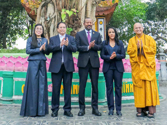 Thủ tướng Phạm Minh Chính cùng Thủ tướng Ethiopia thưởng trà, dạo bộ Hồ Tây