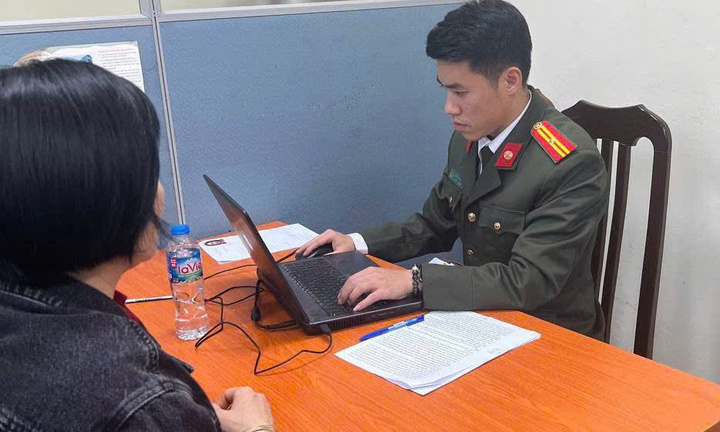 Phạt người phụ nữ livestream sai sự thật tại điểm cấp đổi giấy phép lái xe