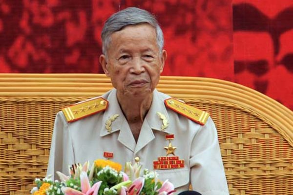 Người anh hùng nhờ đồng đội chặt đứt cánh tay, nén đau tiếp tục chiến đấu