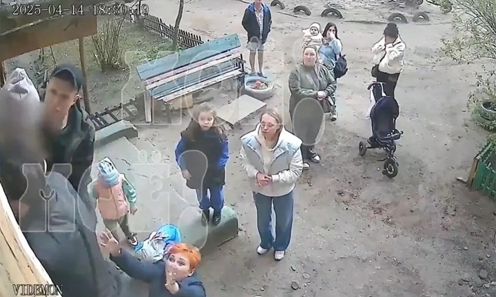 Bé gái 2 tuổi trèo cửa sổ cầu cứu sau 4 ngày bị mẹ bỏ rơi, chỉ uống nước bồn cầu