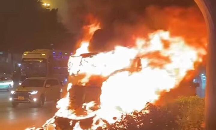 Xe container cháy rụi ở Hà Nội, tài xế thoát nạn