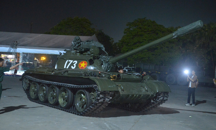 Hai xe tăng T54 lần đầu xuất hiện tại sân vận động Mỹ Đình