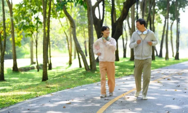 4 không khi đi bộ buổi sáng