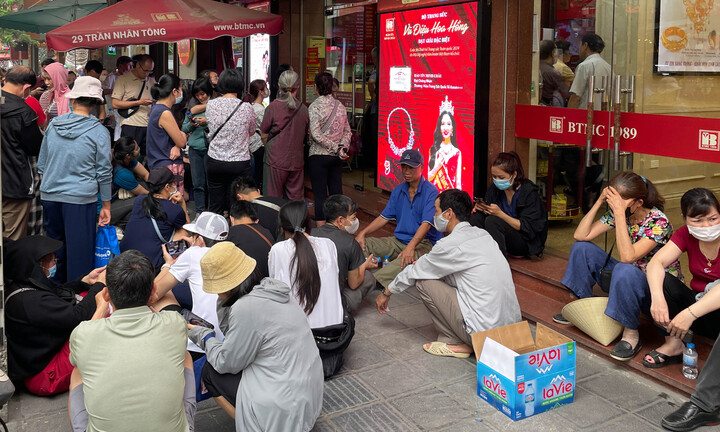 Trăm người vạ vật xếp hàng cả sáng chờ mua vàng giá cao kỷ lục