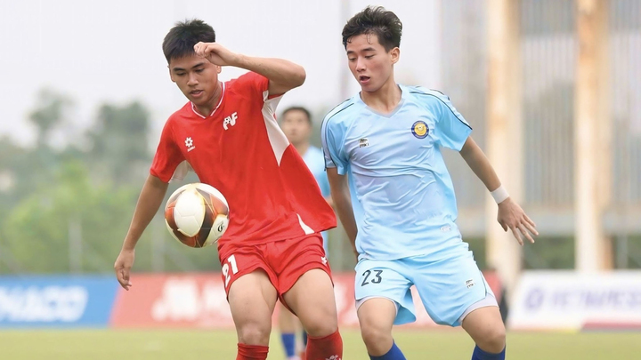 Xuất hiện siêu phẩm từ giữa sân ở giải Hạng Nhì