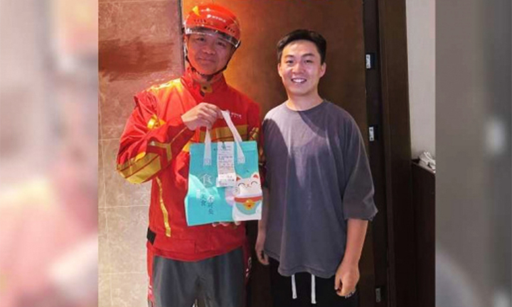 Đặt đồ ăn giá 70 nghìn, thanh niên sửng sốt khi shipper là tỷ phú Lưu Cường Đông