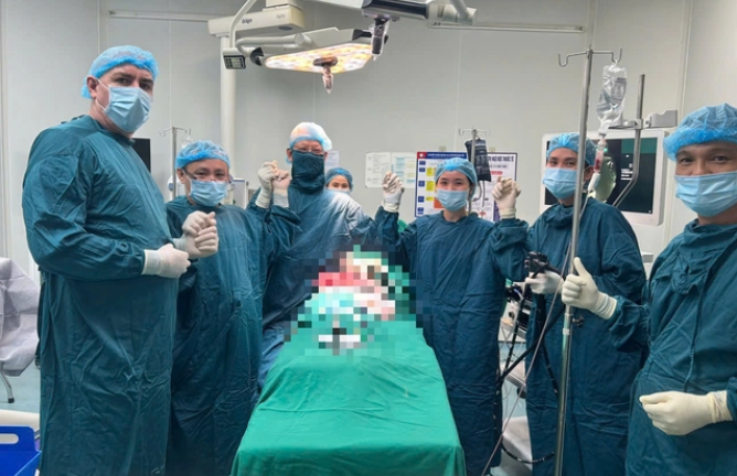 Dị vật kim loại trong ruột non khiến một phụ nữ bị xuất huyết kéo dài