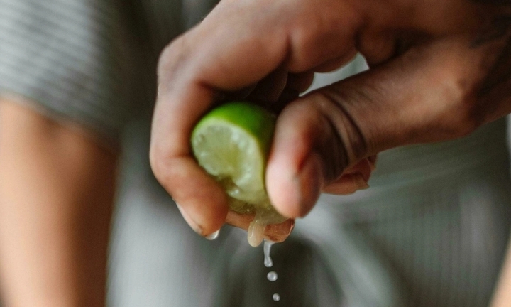 Trào lưu nhỏ nước cốt chanh vào mắt, mũi để chữa bệnh: Bác sĩ cảnh báo nguy hiểm