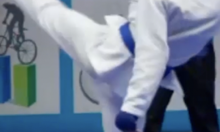 Nhà vô địch muay Thái bị xử thua trong tình huống hài hước 