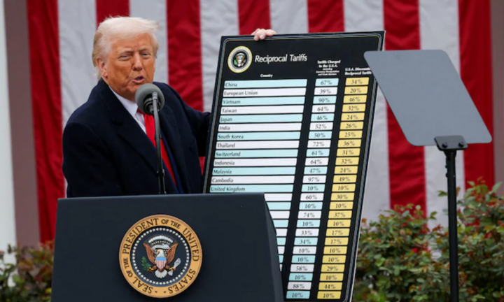 12 bang đệ đơn kiện ông Trump, nước Mỹ 'rối như tơ vò'