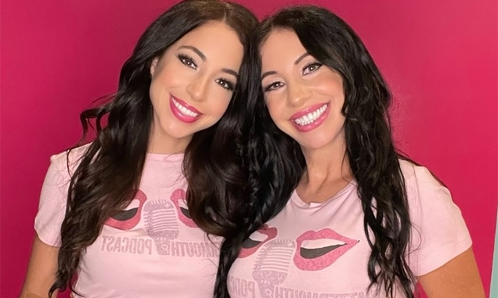 Người mẹ 65 tuổi bị nhầm là chị em sinh đôi với con gái 34 tuổi 