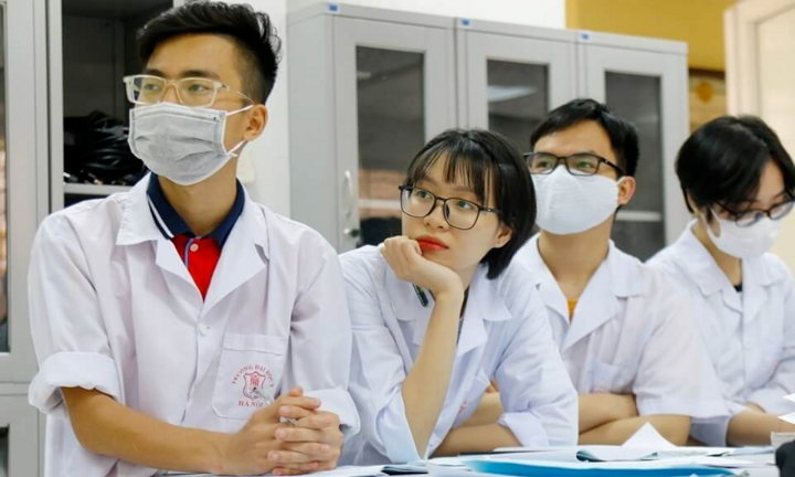 Sinh viên ĐH Y Hà Nội có thể bị kỷ luật nếu mặc áo trễ cổ, váy ngắn, nhuộm tóc