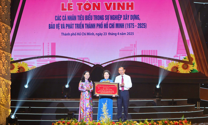 CEO Vinamilk được vinh danh Cá nhân tiêu biểu dịp 50 năm thống nhất đất nước