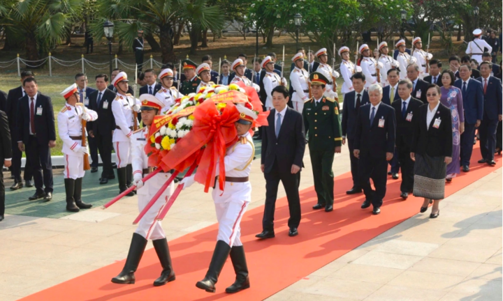 Chủ tịch nước Lương Cường dâng hoa tưởng niệm Chủ tịch Kaysone Phomvihane